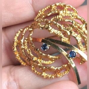 Vintage 18K Carl Bucherer Solid YG Swirled blue Sapphire Brooch Pin 7.11 Grams